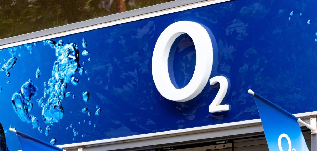 o2 Schild an einem Gebäude