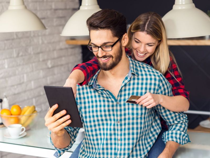 Paar beim Online-Shopping