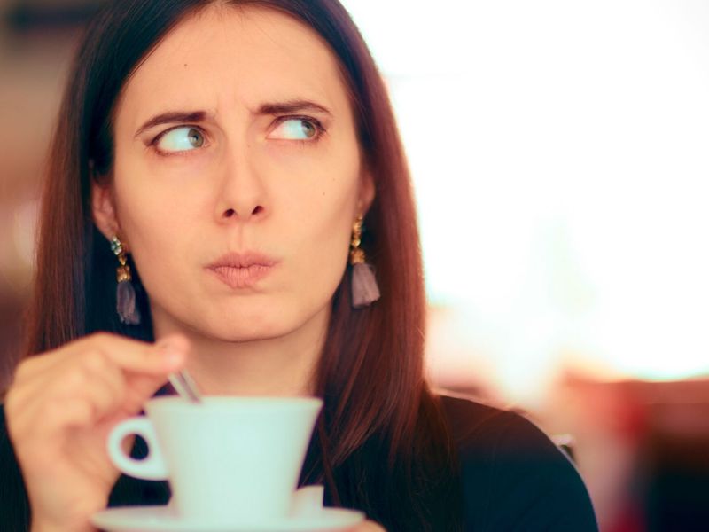 Frau mit einer Kaffeetasse in der Hand