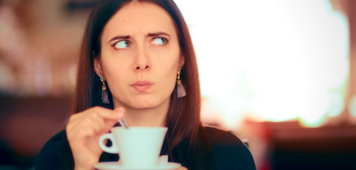 Frau mit einer Kaffeetasse in der Hand