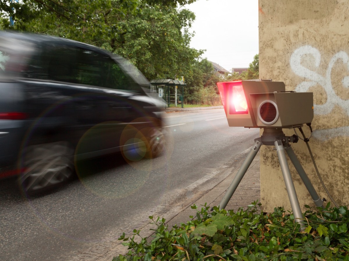 Auto wird von Blitzer erfasst