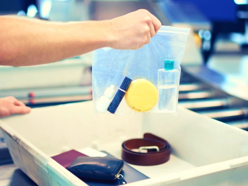 Gepäckkontrolle mit flüssigkeiten am flughafen