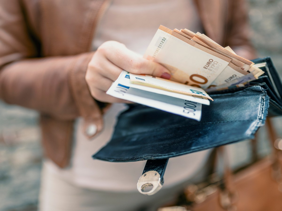 Frau mit Geldscheinen in der Hand.