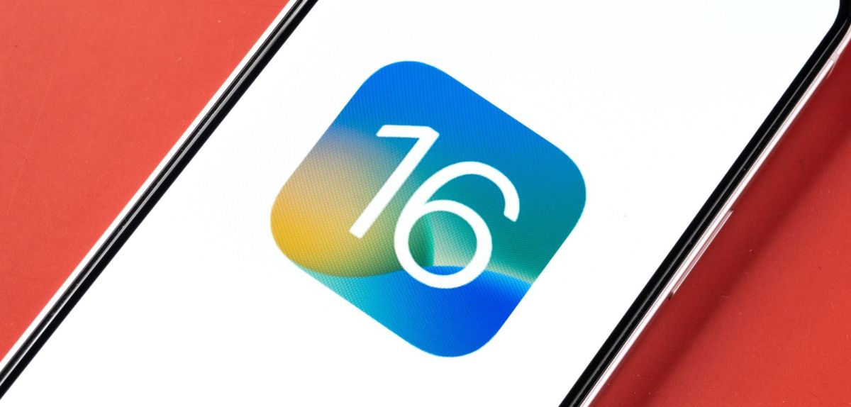 Ein Handy mit einem Symbol fÃ¼r iOS 16.