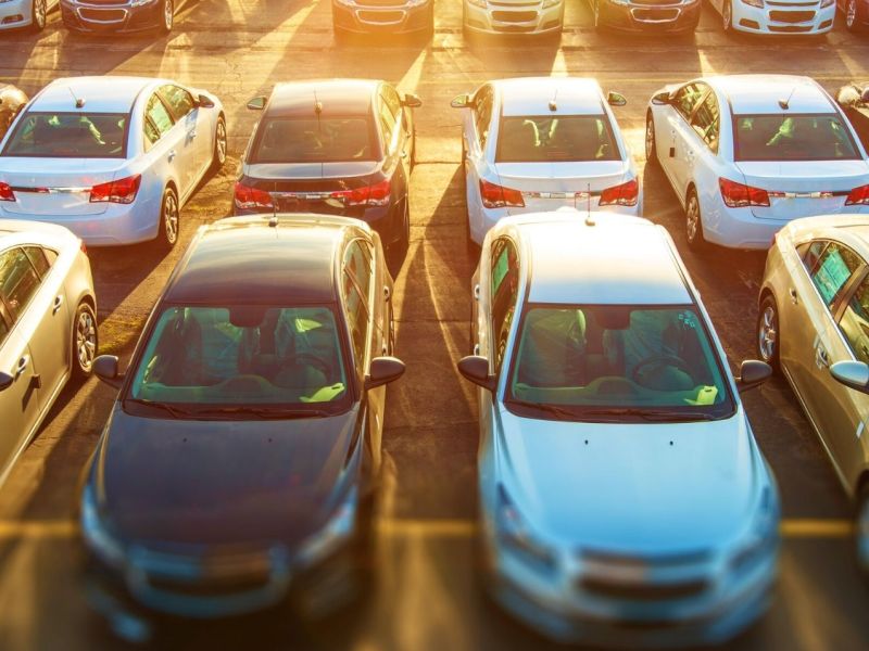 Zahlreiche Autos auf einem Parkplatz.