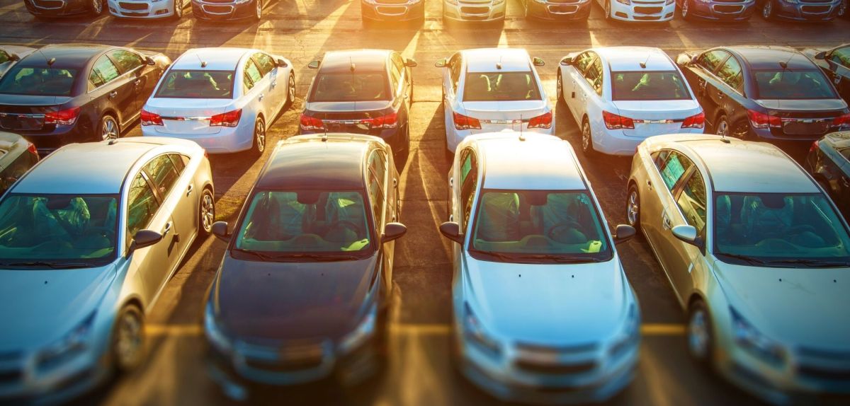 Zahlreiche Autos auf einem Parkplatz.