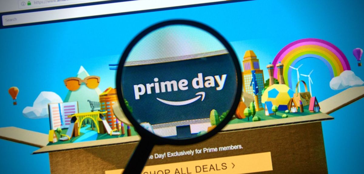 Prime Day-Icon unter einer Lupe