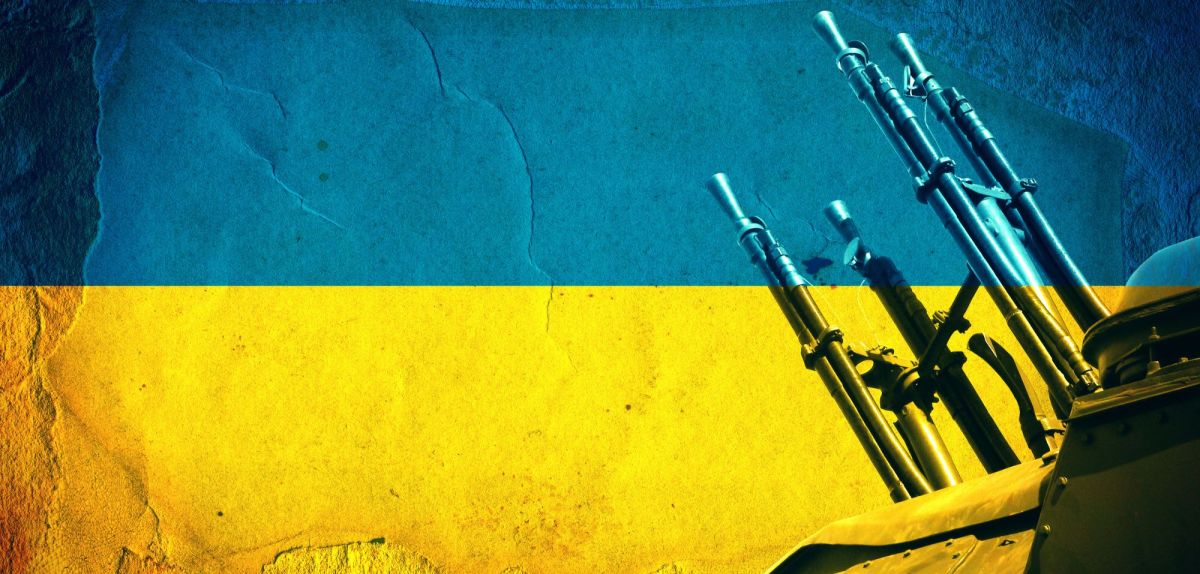 Ukraine Flagge und Waffen