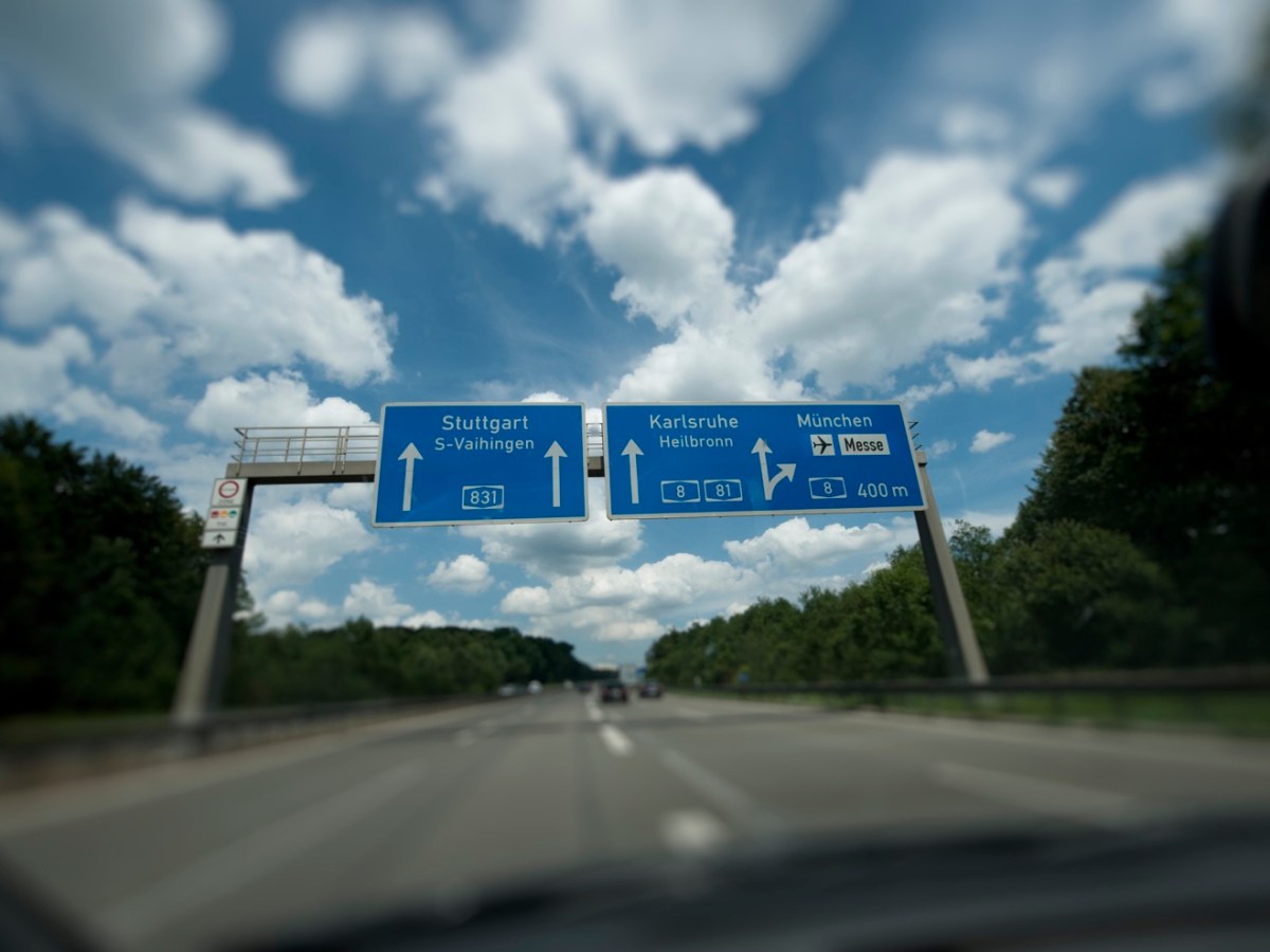 Verkehrsschilder auf der Autobahn