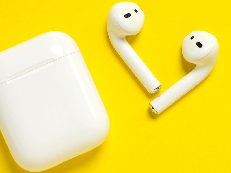 Apple AirPods mit Aufbewahrungsschatulle.