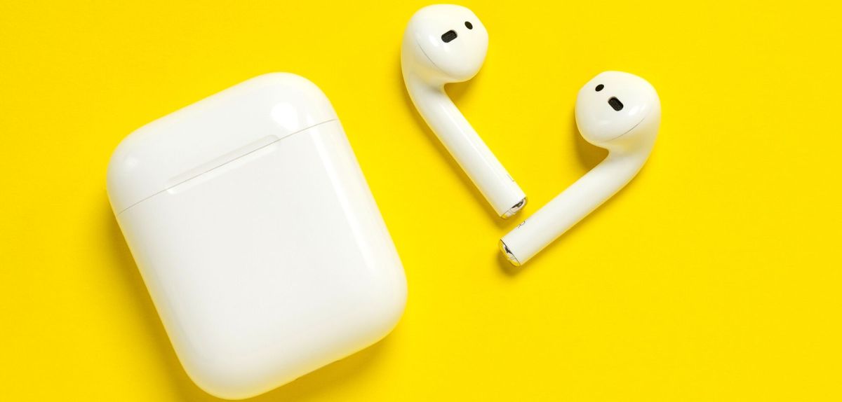 Apple AirPods mit Aufbewahrungsschatulle.