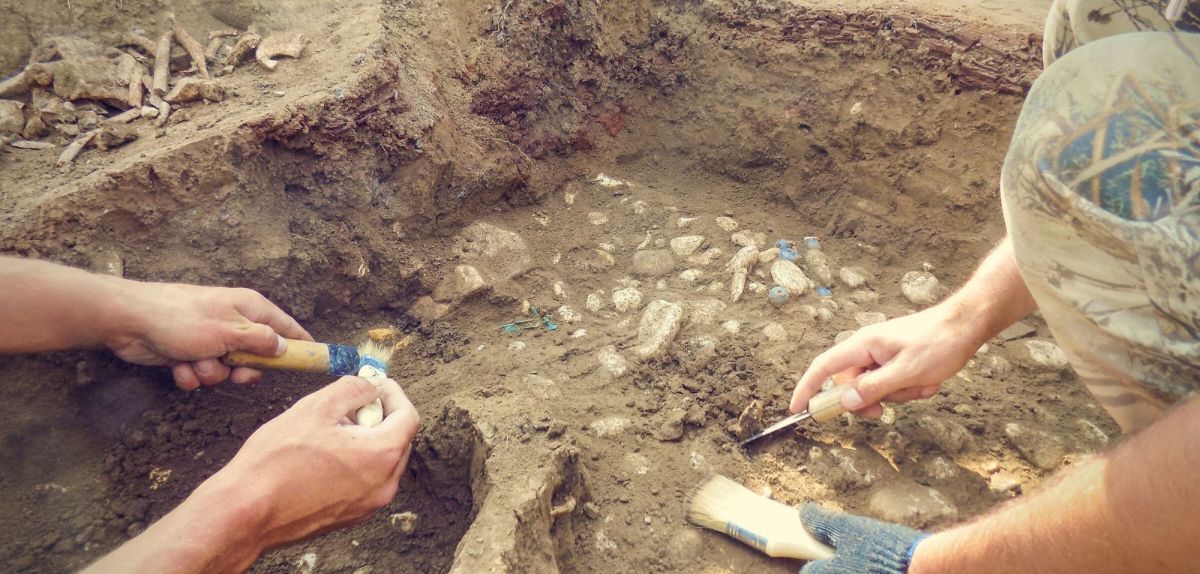 Personen bei einer archäologischen Ausgrabung.