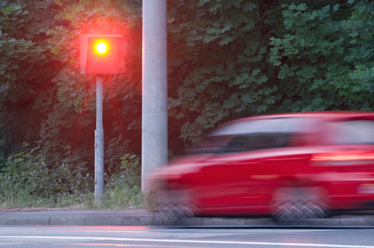 Auto wird von einem Blitzer erfasst