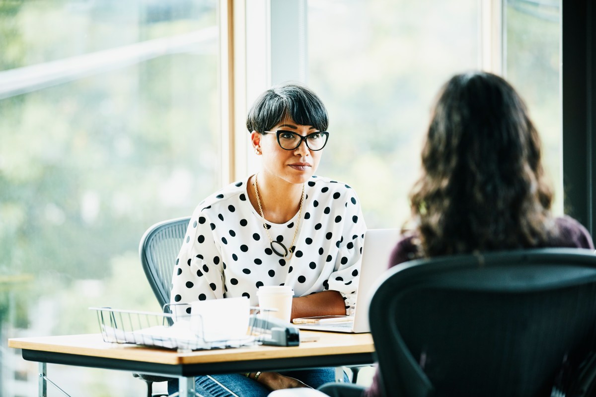 Zwei Frauen führen im Büro ein Gespräch.