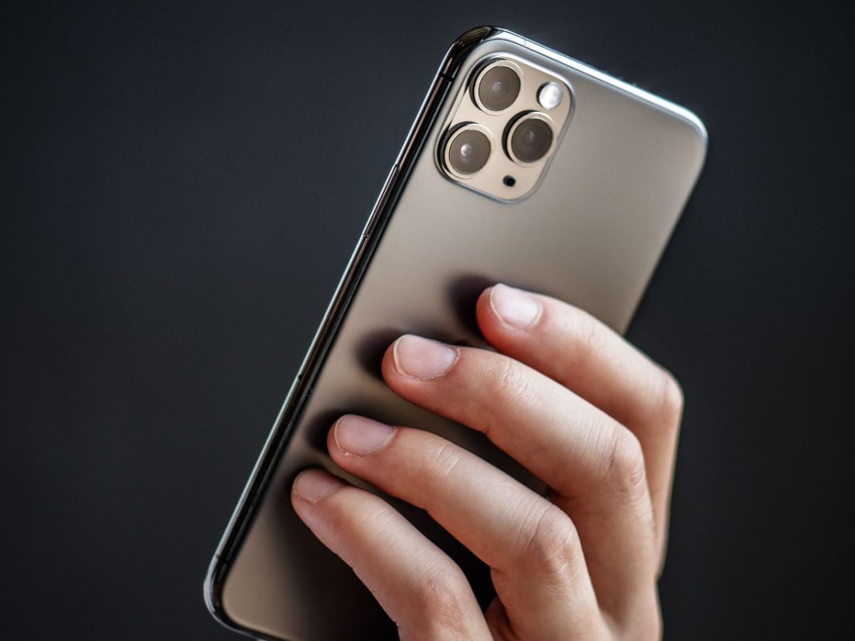 Person hÃ¤lt ein iPhone 11 Pro in der Hand.