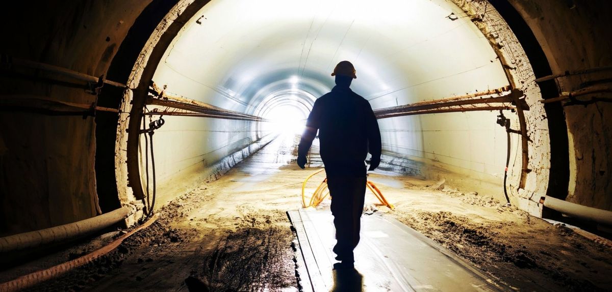 Mann in einem Tunnel