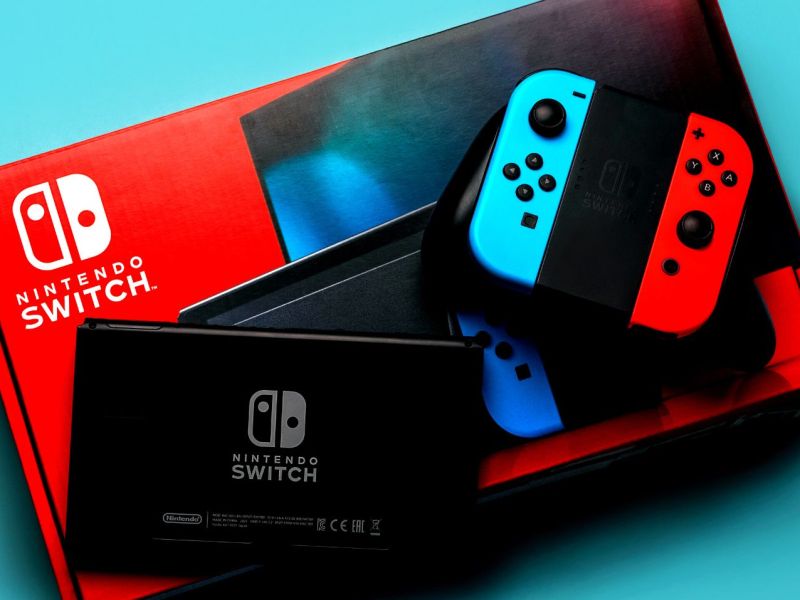 Verpackung einer Nintendo Switch, darauf eine Docking-Station und die Controller.