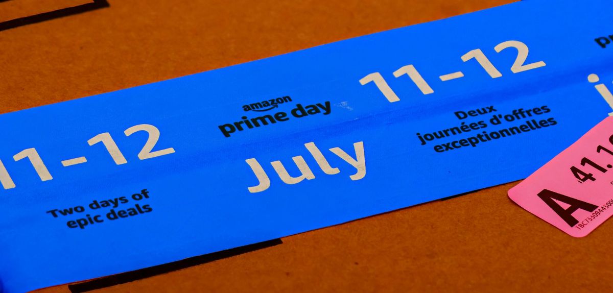 Paketband mit Prime Day-Werbung