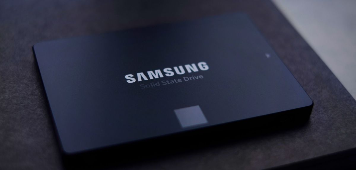 Samsung-SSD auf schwarzem Untergrund