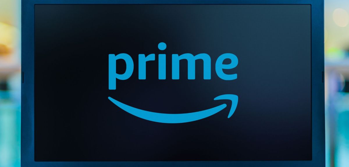 Logo von Amazon Prime auf einem Laptop-Bildschirm.