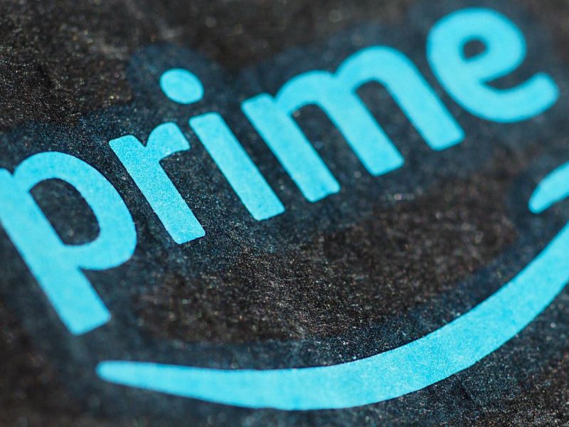 Logo für Amazon Prime auf einem Paket.