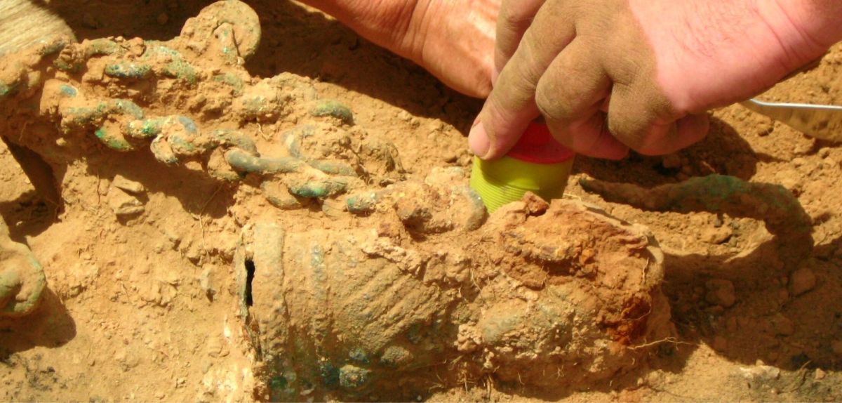 ArchÃ¤ologen graben etwas im Sand aus.