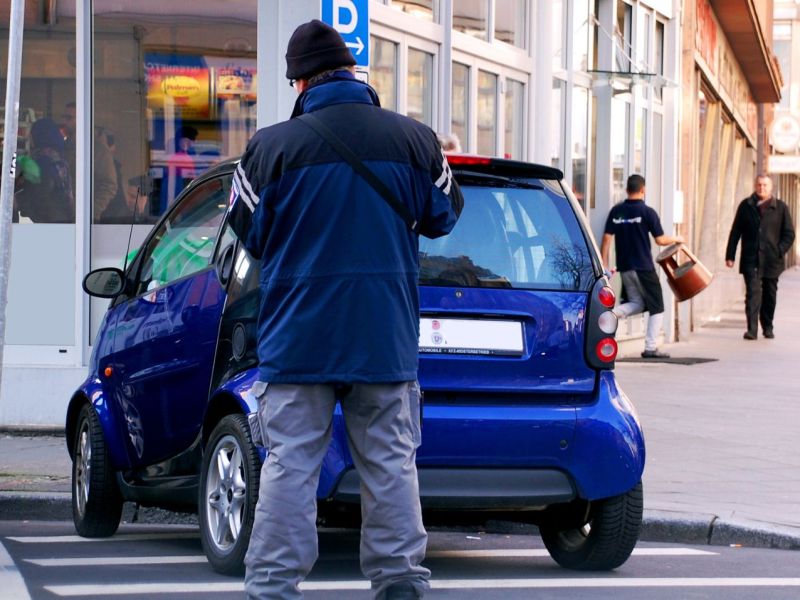 falschparker bekommt strafzettel