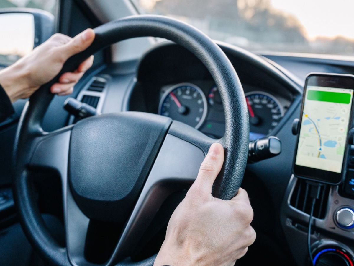 Handy ist mit Halterung in einem Auto befestigt