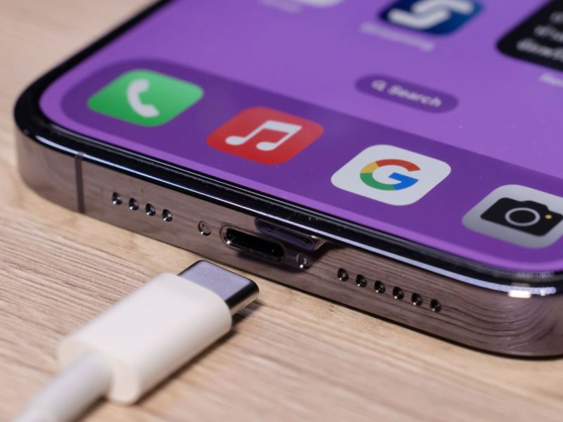 iPhone 15 mit USB-C-Anschluss