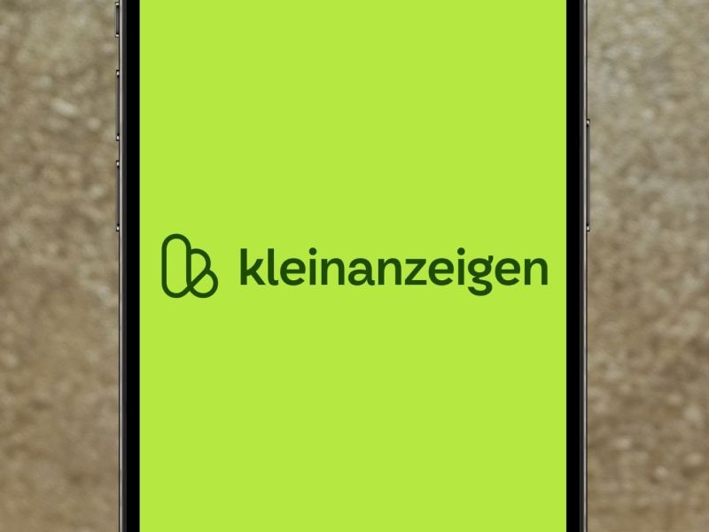 Handy mit Logo von Kleinanzeigen auf dem Display.