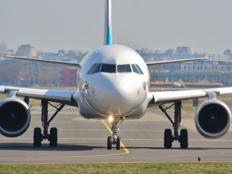 Flugzeug auf dem Flugfeld