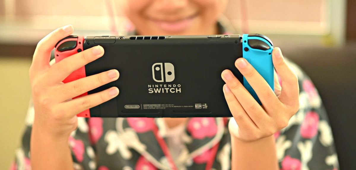 Person hält eine Nintendo Switch in Händen.