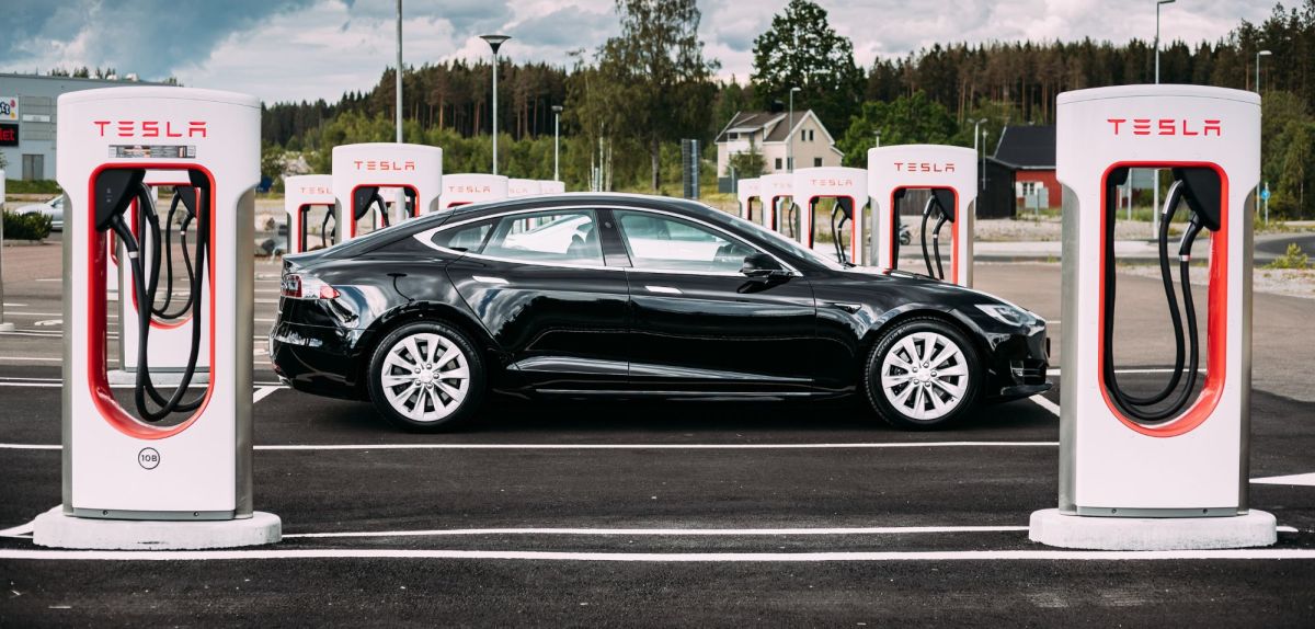 Tesla an ladestation