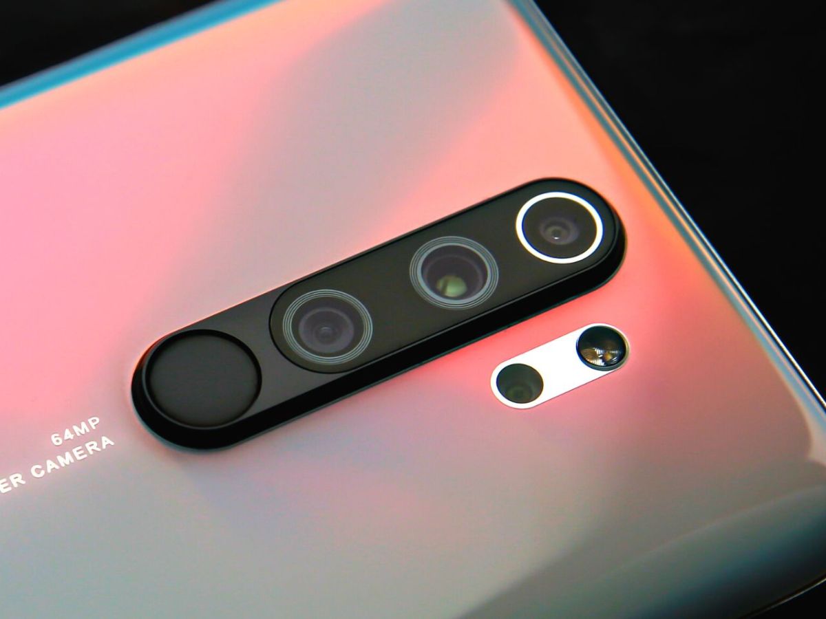 Ein Xiaomi Redmi Note 8 Pro auf schwarzem Untergrund.