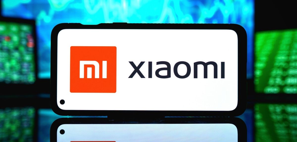 Handy mit Xiaomi-Logo auf dem Display.