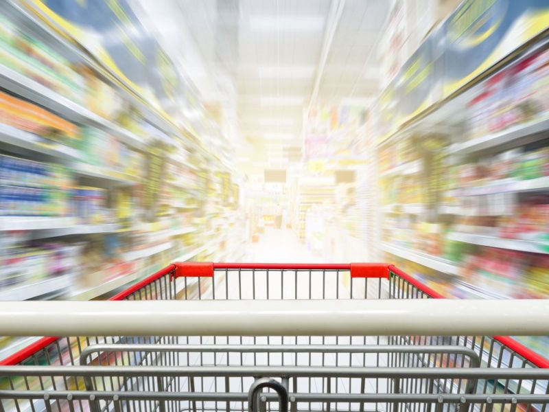 Einkaufswagen zwischen Supermarkt Regalen