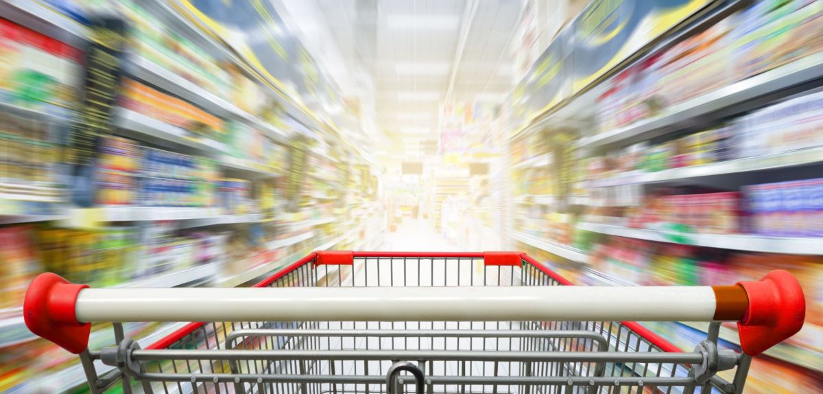 Einkaufswagen zwischen Supermarkt Regalen