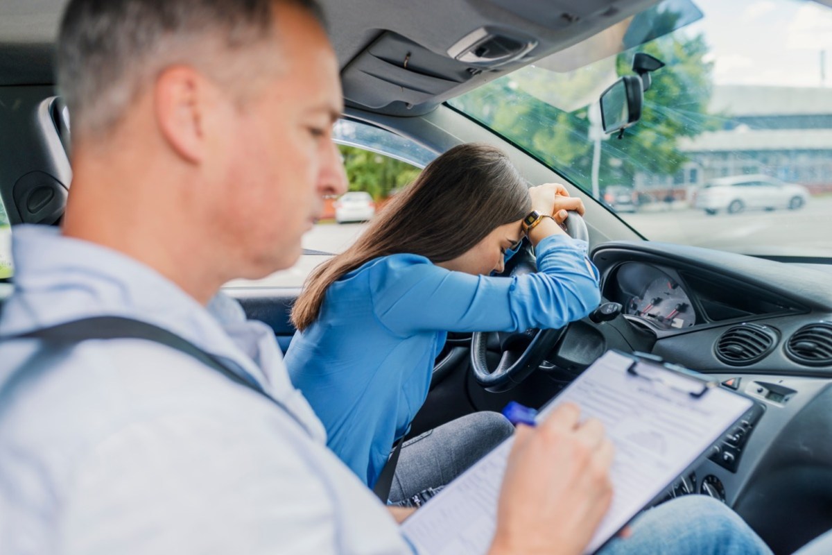 Frau verzweifelt bei der Führerscheinprüfung