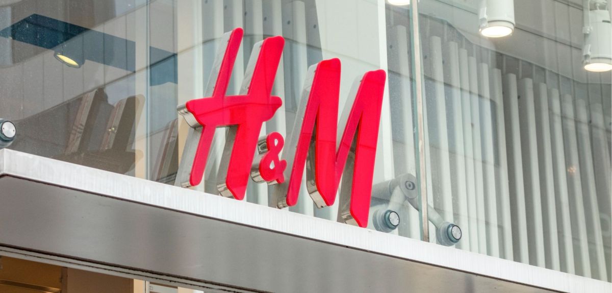 H&M-Logo an einem Gebäude.