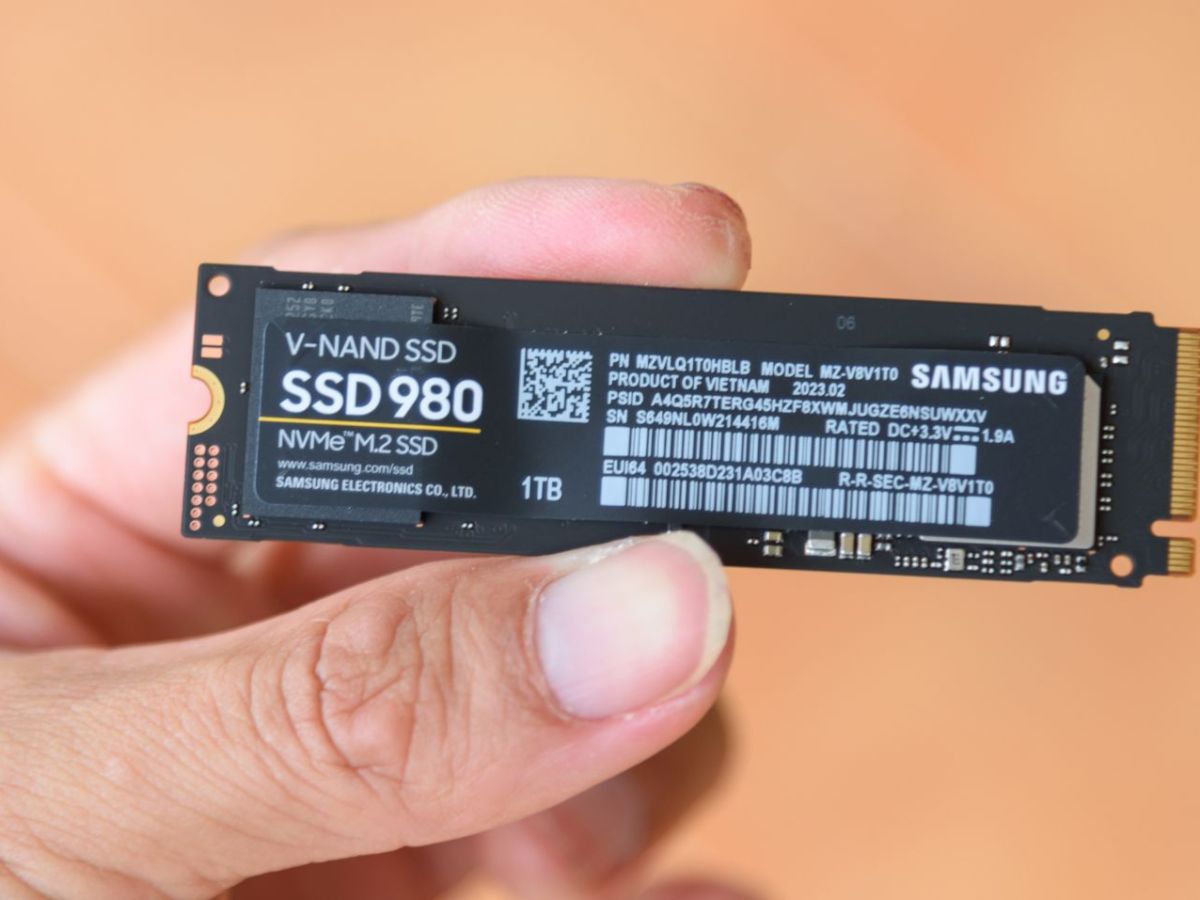 Person hält eine Samsung-SSD in Händen.