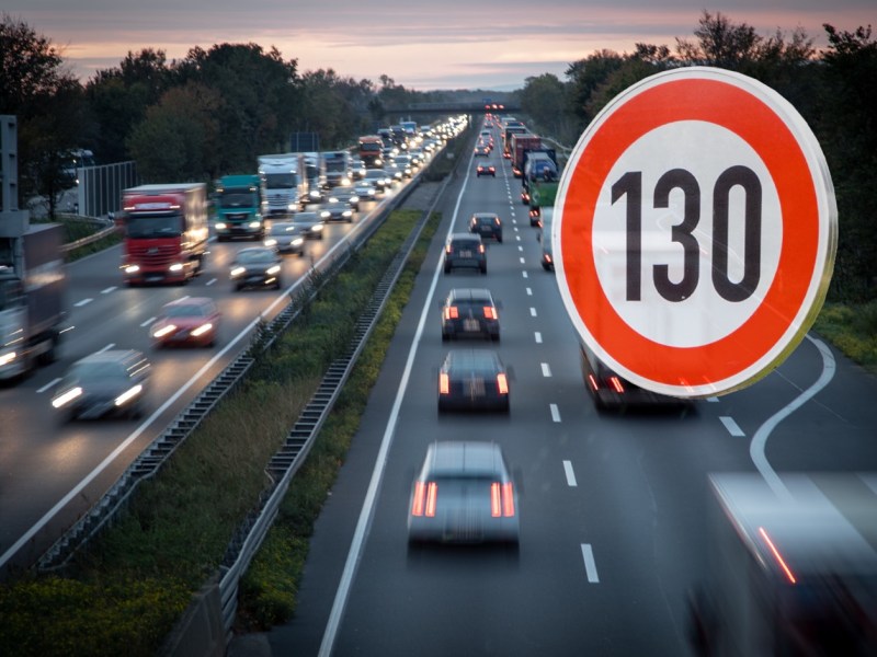 130er-Verkehrsschild vor einer Autobahn