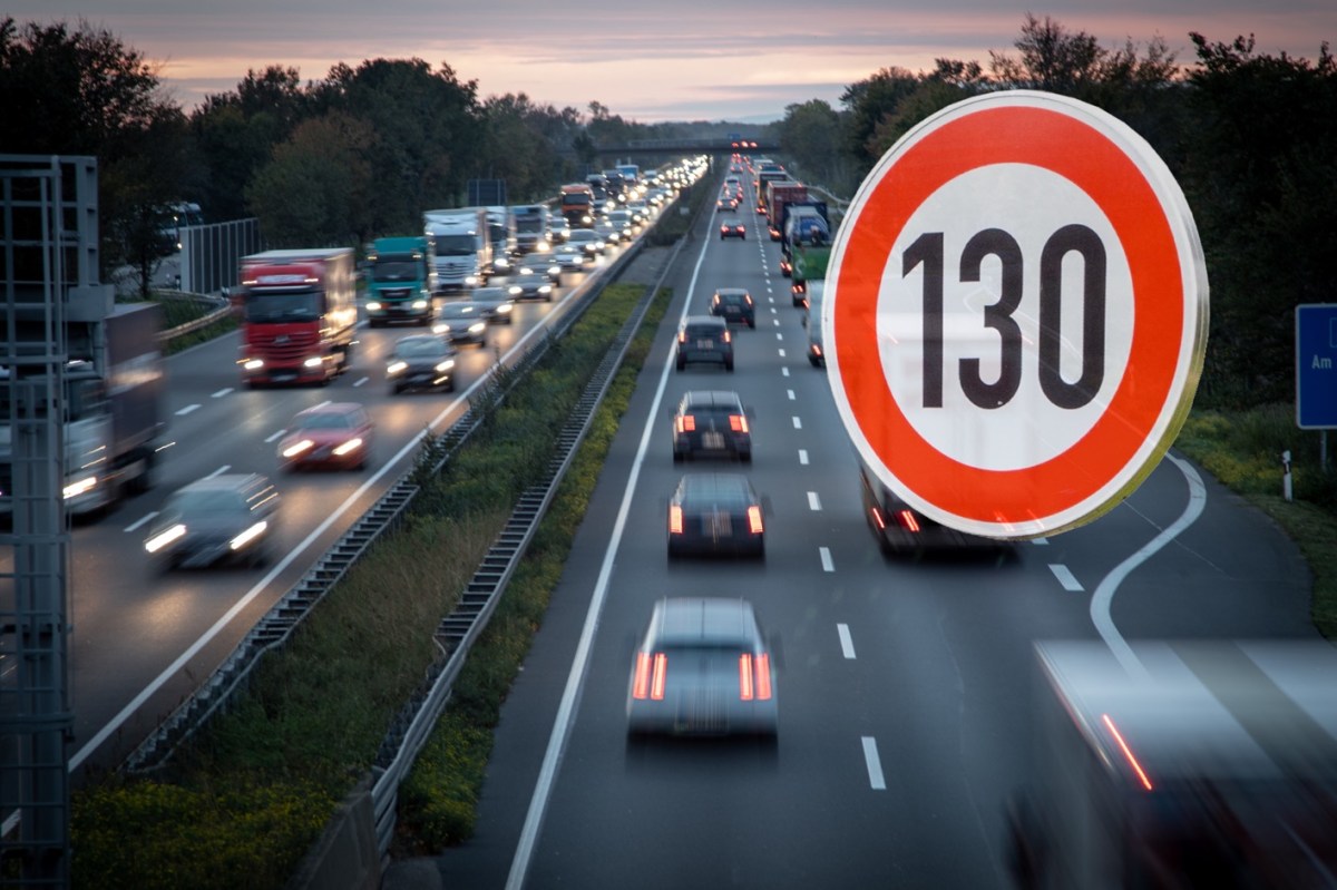 130er-Verkehrsschild vor einer Autobahn