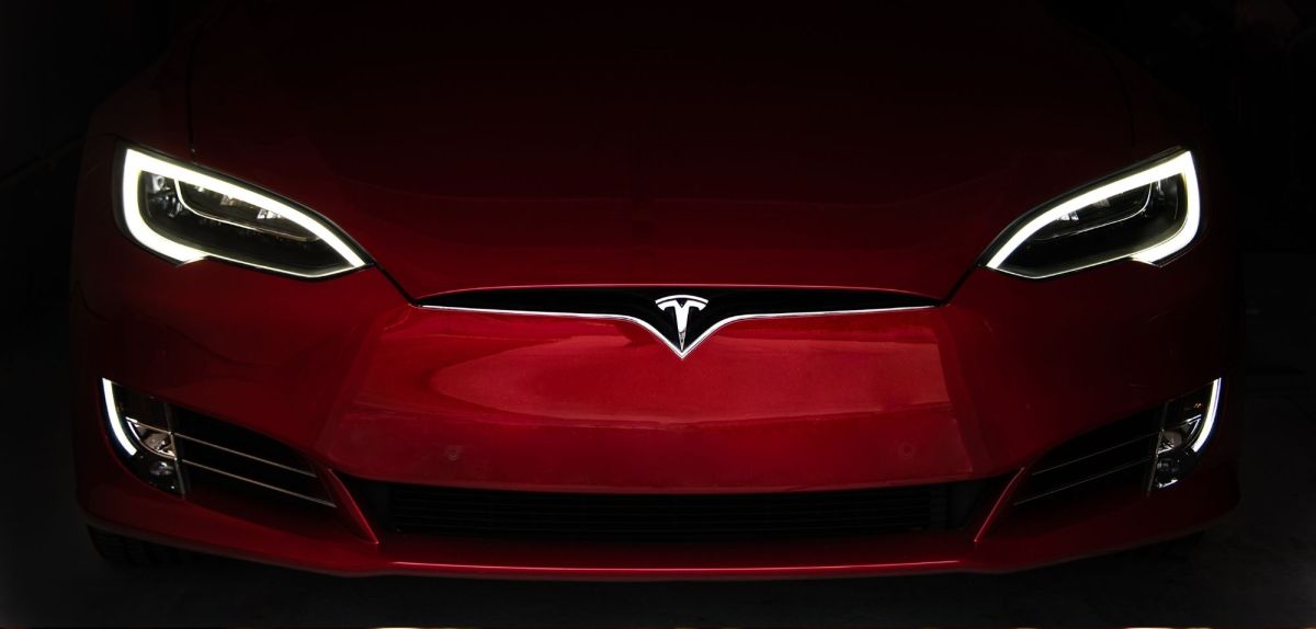 Frontansicht eines Tesla Model Y.