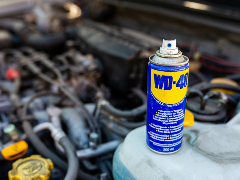 WD-40 vor einem Automotor