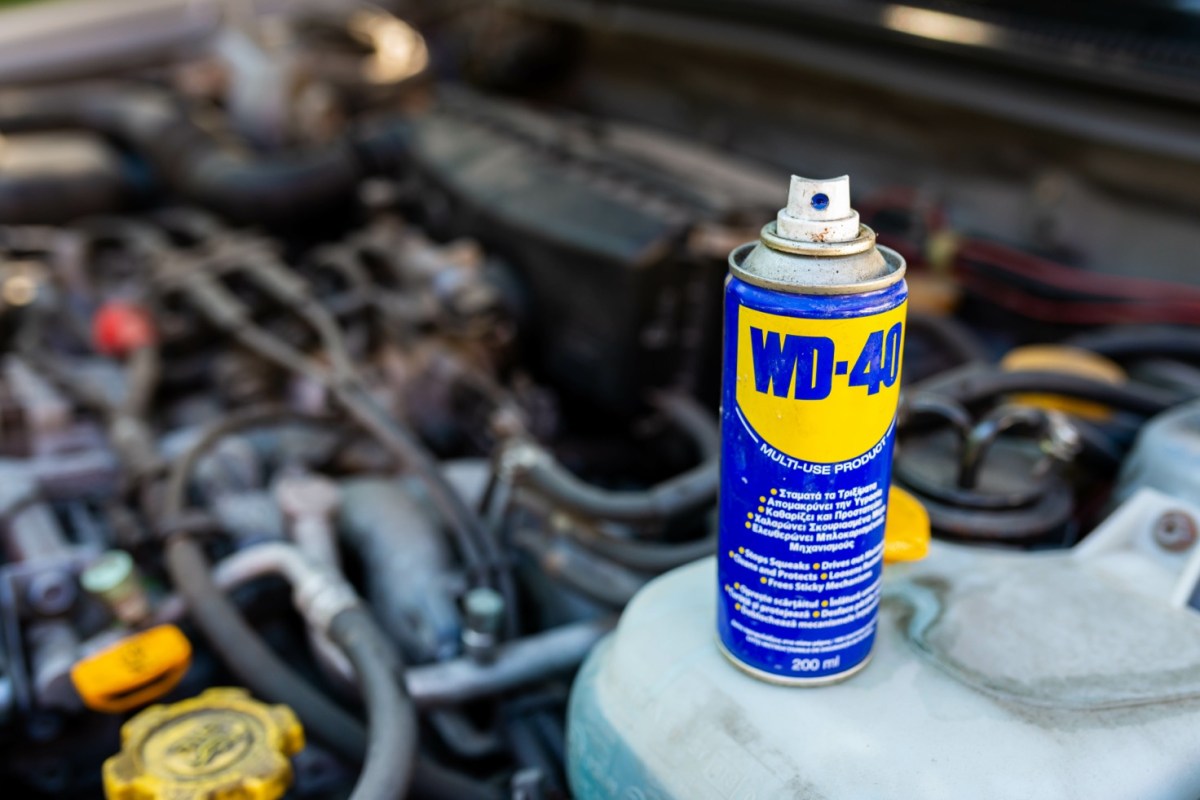 WD-40 vor einem Automotor