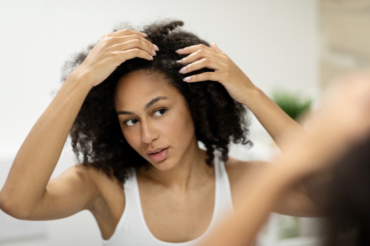 Frau sucht nach grauen Haaren