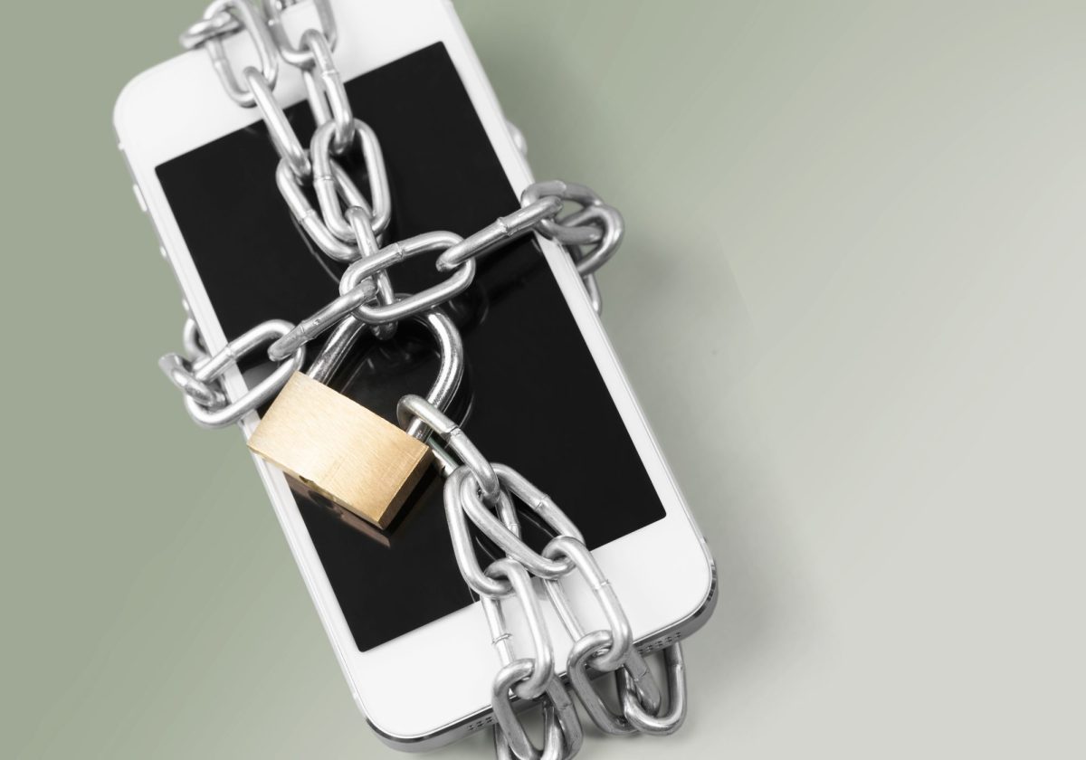 Symbolbild: iPhone unter Schloss und Siegel.