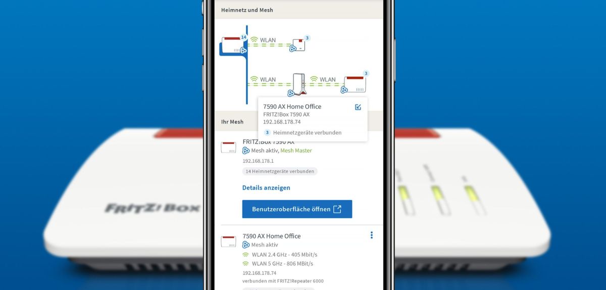 Geöffnete MyFritzApp auf einem Handy vor einer FritzBox