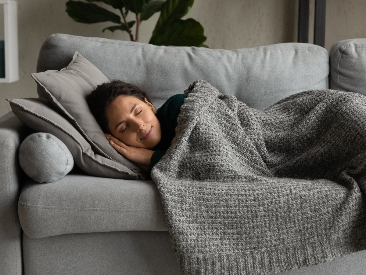 Frau macht ein Nickerchen auf dem Sofa