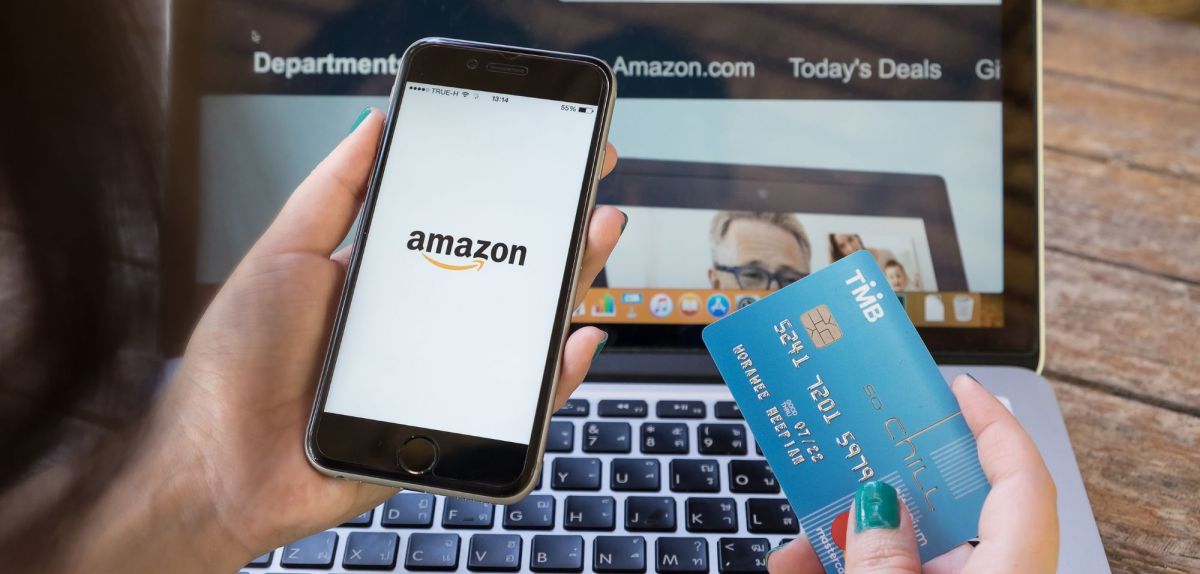 Frau kauft bei Amazon ein